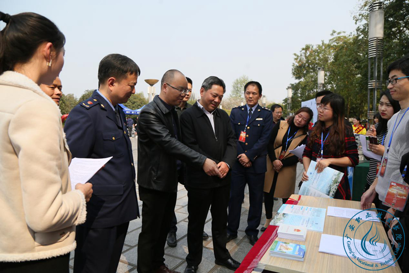 丁湘参观学校展台 丁湘参观学校展台