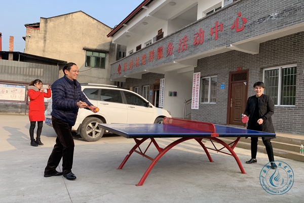 王甫茂与我校驻村第一书记王紫元打乒乓球 王甫茂与我校驻村第一书记王紫元打乒乓球