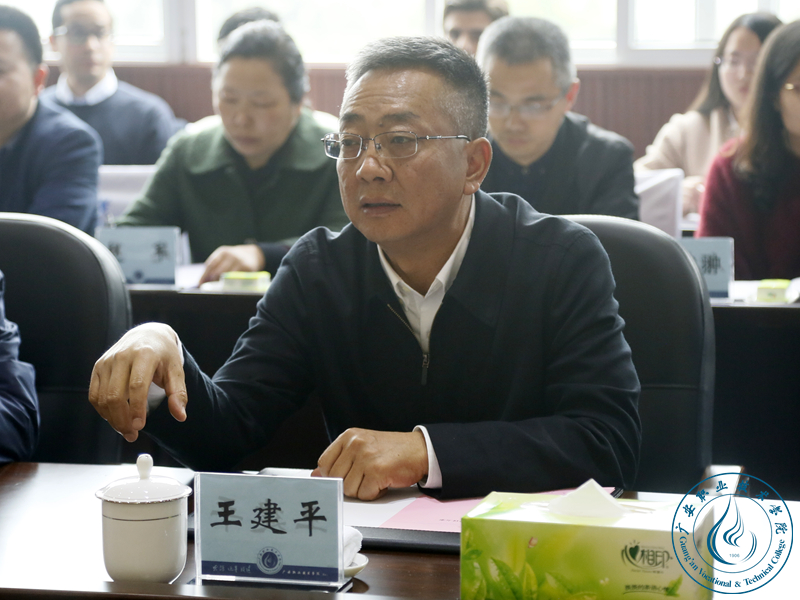 王建平介绍学校概况 王建平介绍学校概况